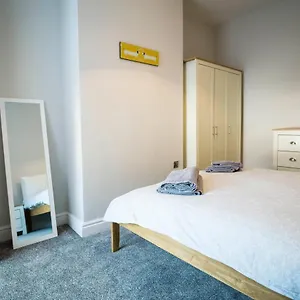 Spacious, Modern 4 Bed House Close To City Centre Holiday home Chester